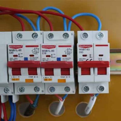 Circuit Breaker Wiring Configurations in Distribution Boxes